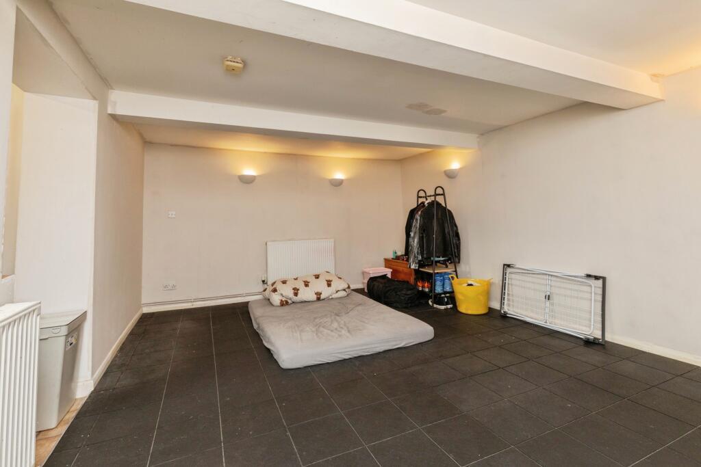 Apartment in Bristol, Kingswood - View 3