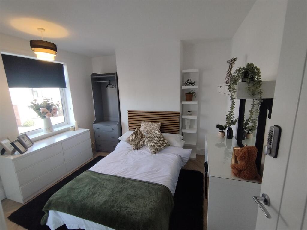 Main image of property: *Modern En-Suite Room* Priestsic Road, Sutton-In-Ashfield