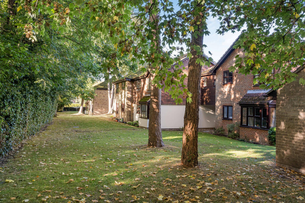 Apartment in Mole Valley, Surrey - More