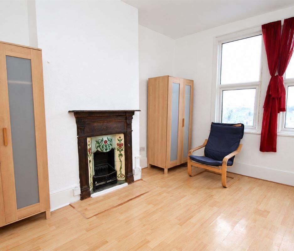 Apartment in London, Leytonstone - View 3