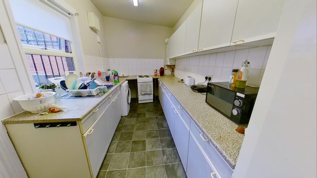 House in Leeds, West Yorkshire - View 3
