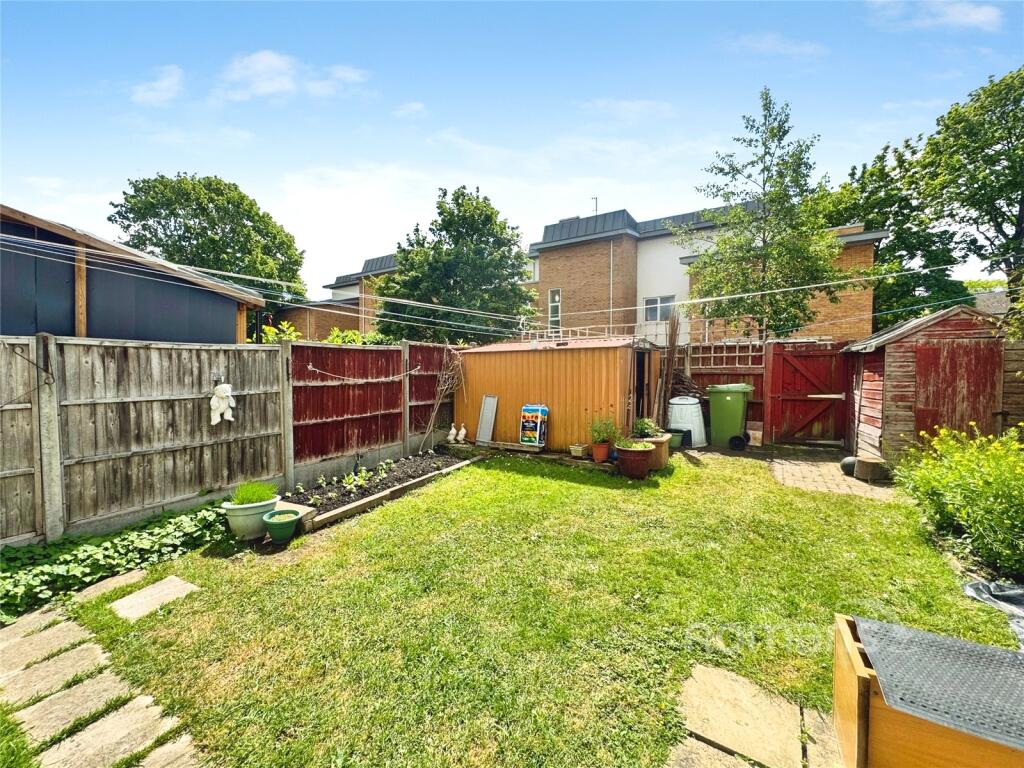 Brookhouse Road, Farnborough, Hampshire photo 3