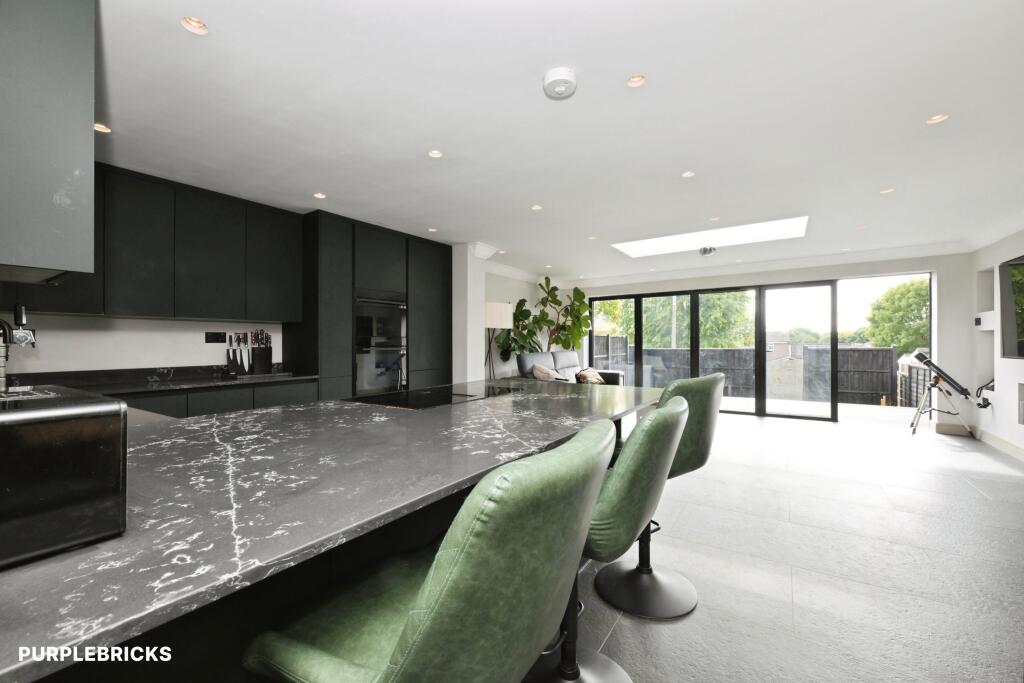 House in Broxbourne, Hertfordshire - More