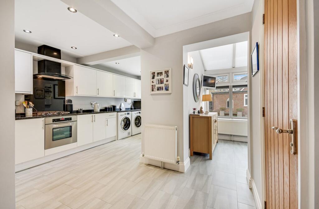 House in Basildon, Kingsman's Farm, Billericay - View 4