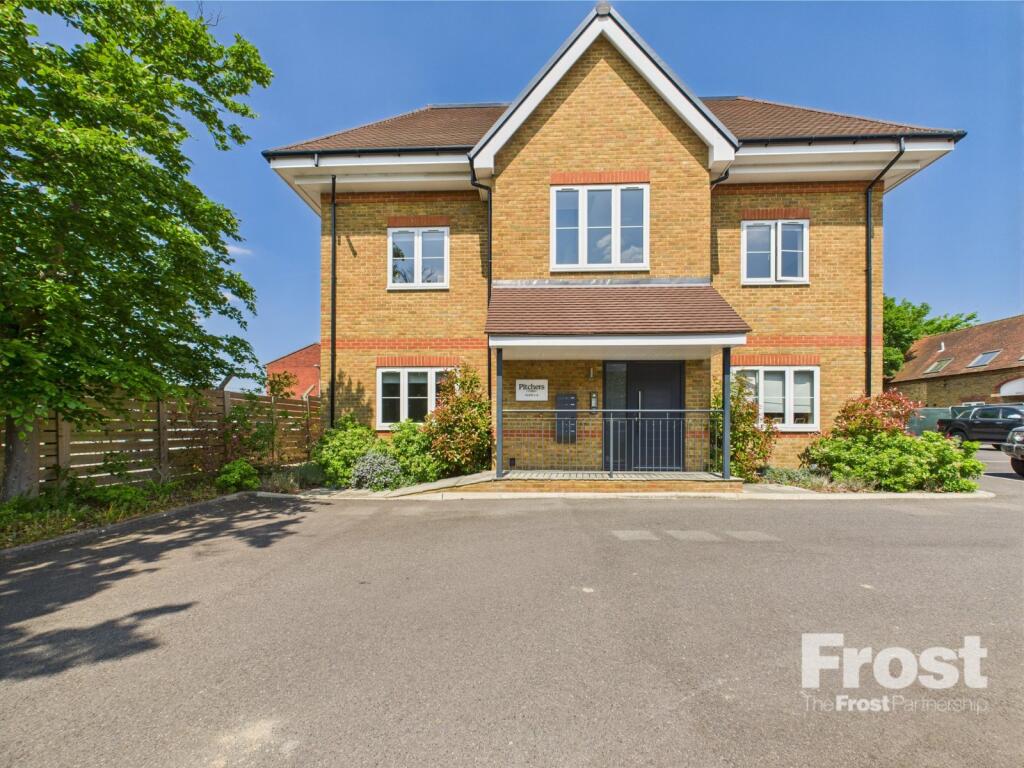 Main image of property: 25a Summers Road, Burnham, Buckinghamshire, SL1