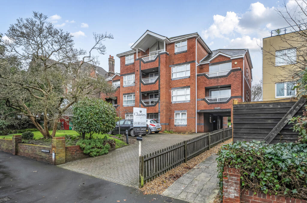 3-bed flat on Winn Road, Highfield, Southampton, Hampshire, SO17, £450,000