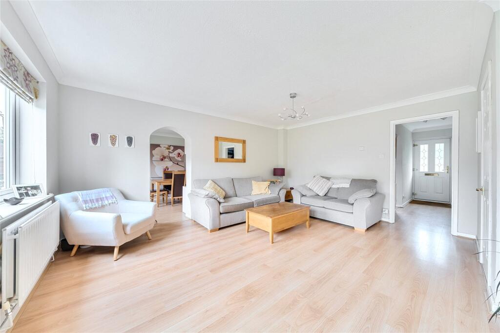 St. Pauls Close, Addlestone, KT15 photo 2