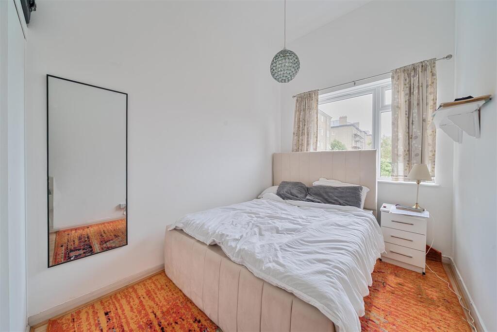 Apartment in Kingston upon Thames - View 4