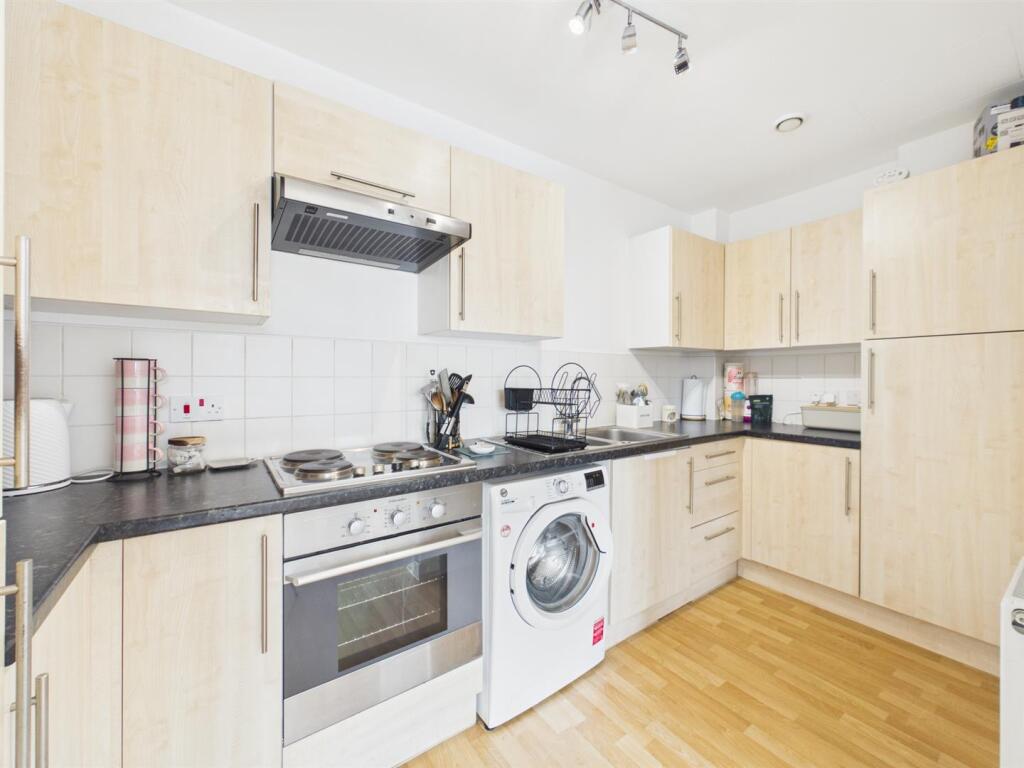 Apartment in London, London Borough of Hillingdon - View 4