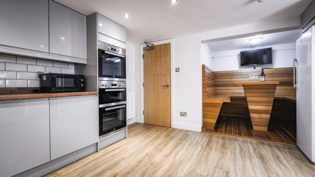 8 bedroom terraced house for rent