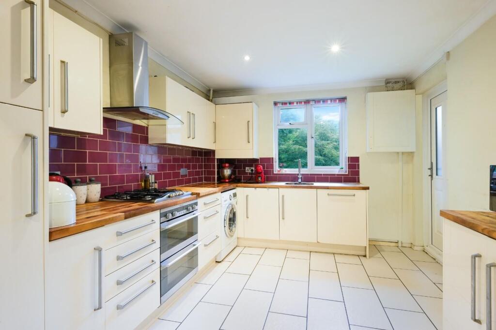 Apartment in Kingston upon Thames - View 3