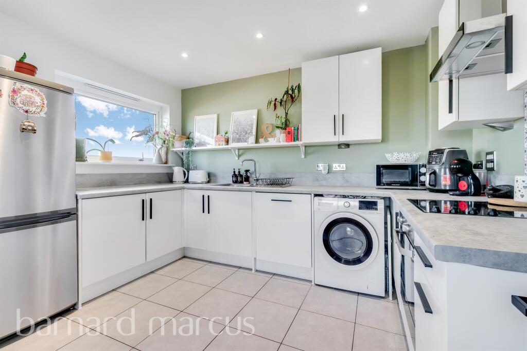 Talbot Close, Mitcham photo 4