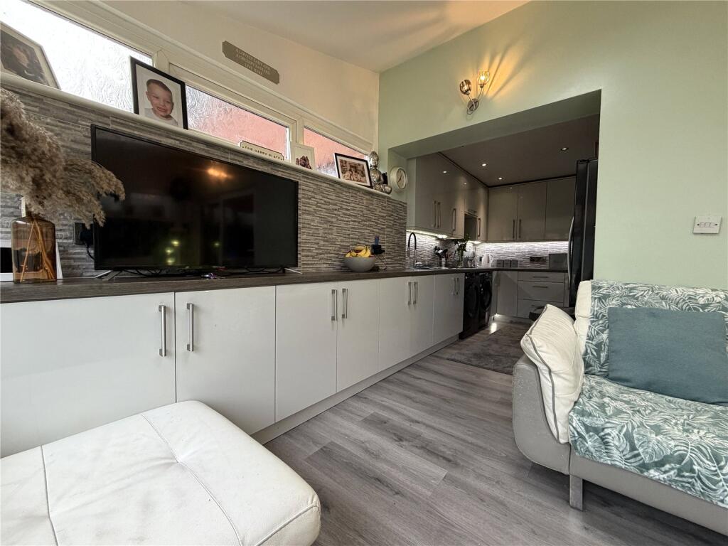 Harewood Drive, Royton, Oldham, Greater Manchester, OL2 photo 3