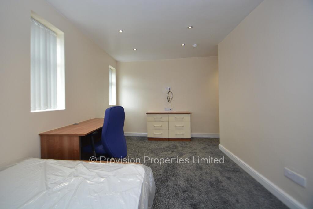 8 bedroom semi-detached house for rent