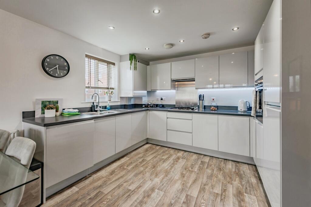 Westvale Road, Horley photo 2