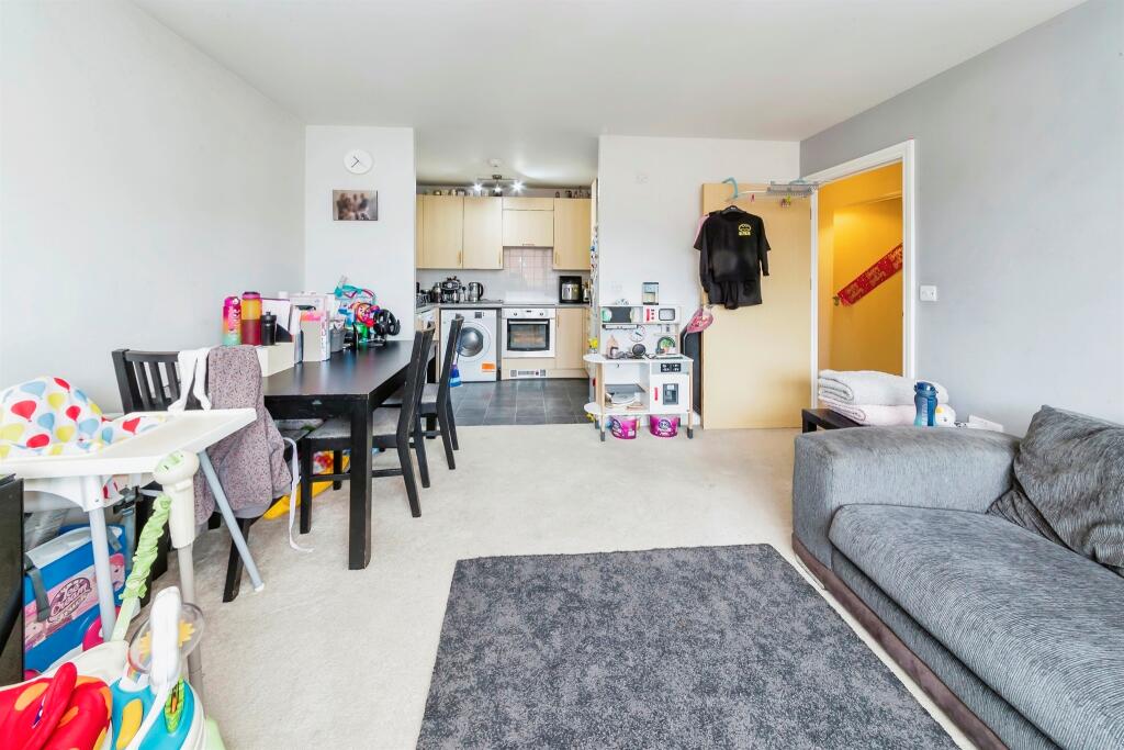 Apartment in Crawley, West Sussex - View 5