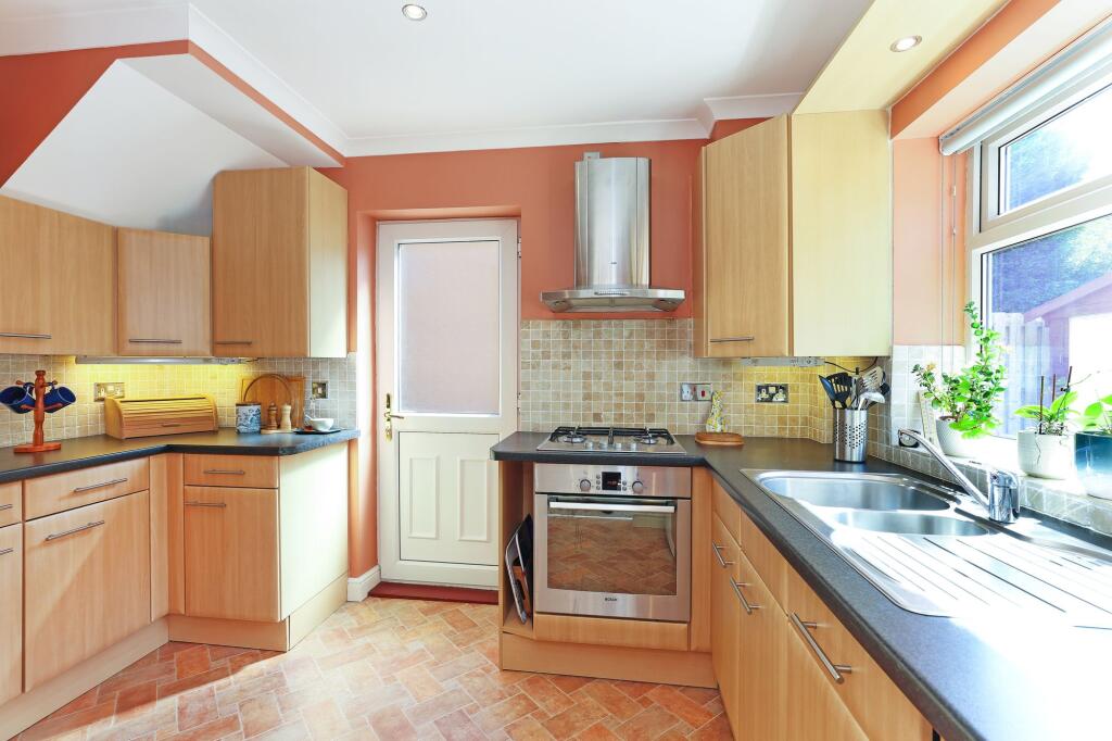 House in Wakefield, Stand Bridge, Woolgreaves - More