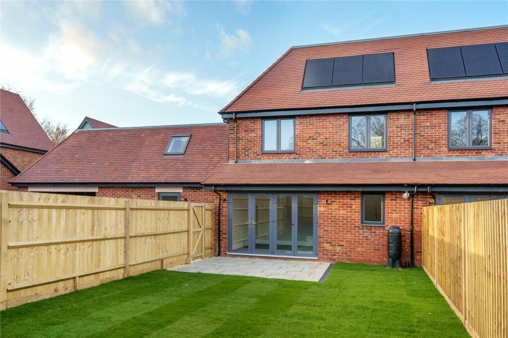 Brookwood Road, Petersfield, Hampshire, GU31 photo 2