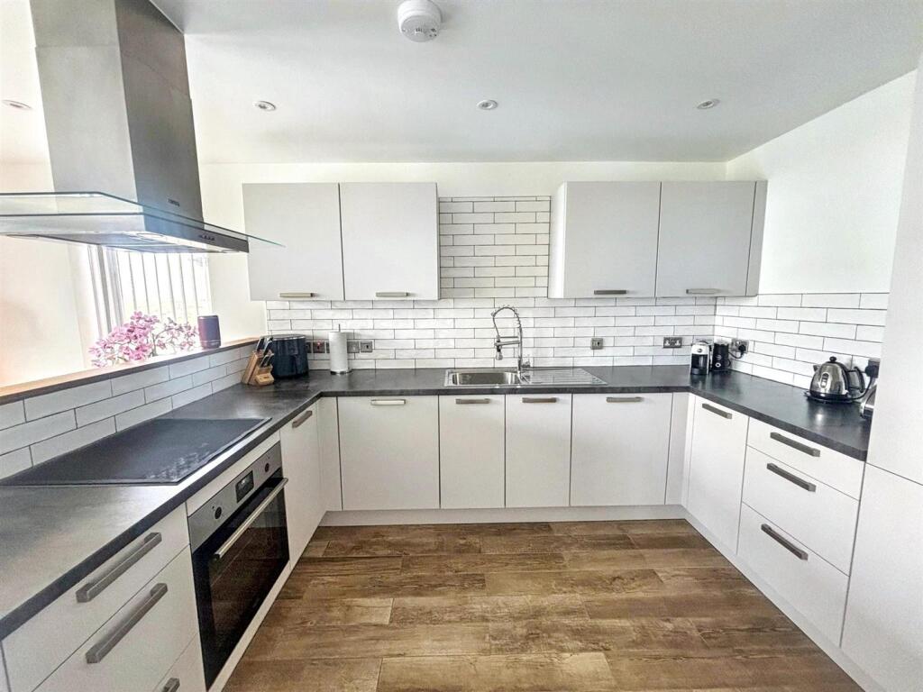 Apartment in Eastbourne, Crumbles - View 4