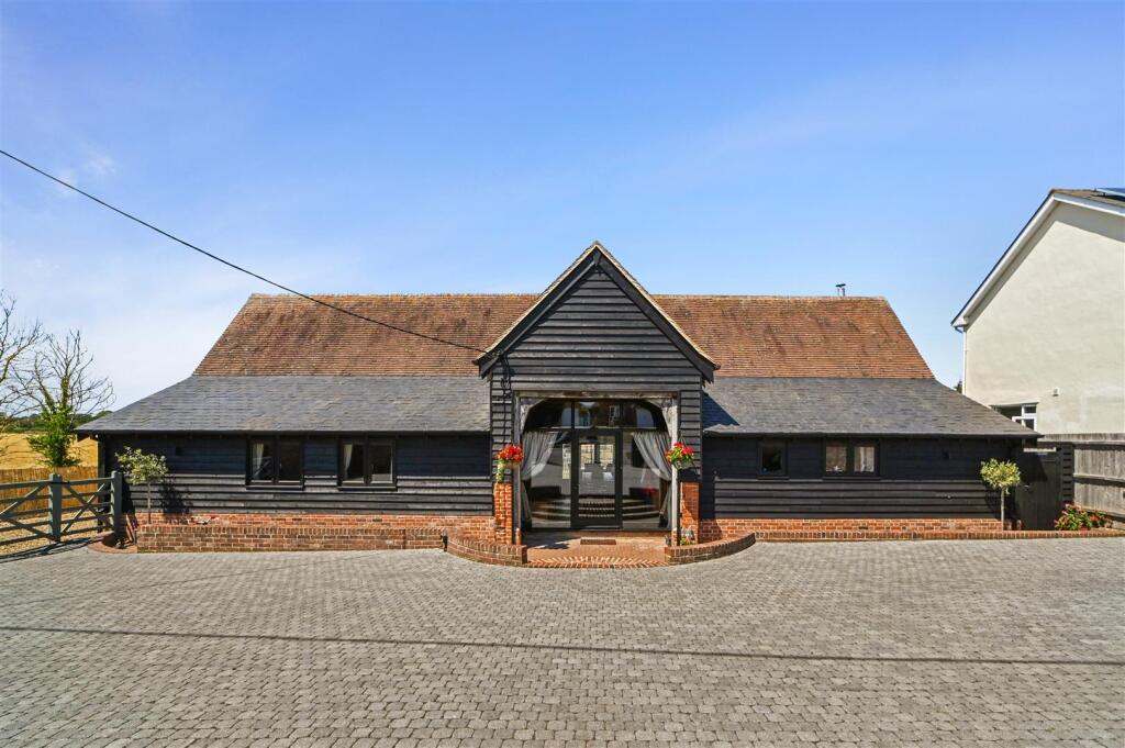 Harwich Road, Great Oakley photo 3