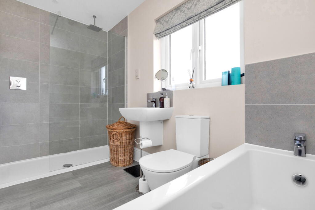Keyworths Place, Alton, GU34 1GG photo 3
