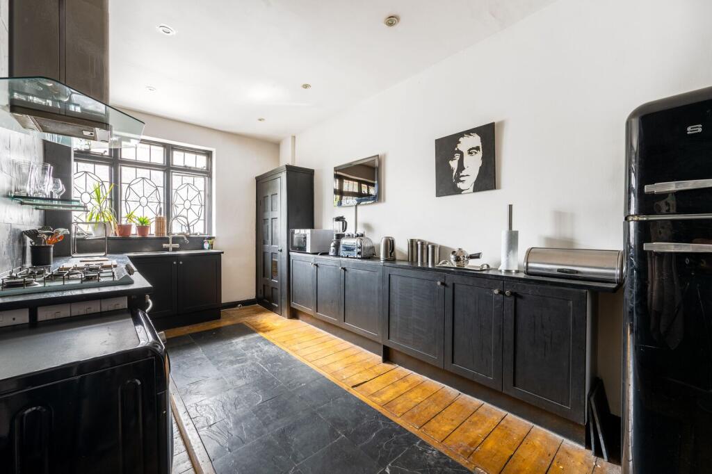 Apartment in London, Brondesbury Park, Brondesbury - View 3