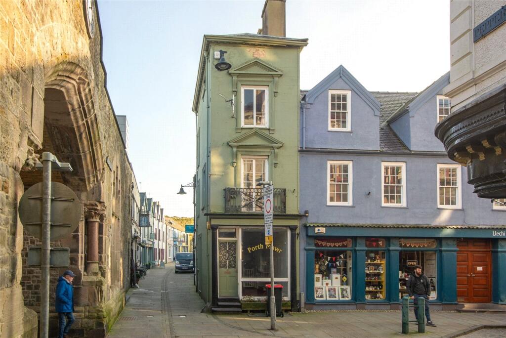Main image of property: 42 High Street, Caernarfon, Gwynedd LL55 1RH