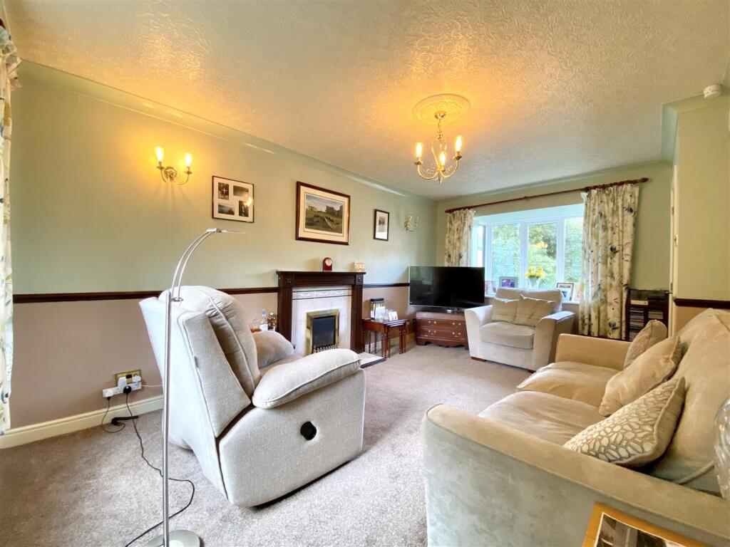 House in Calderdale, Greetland, Lindwell - More