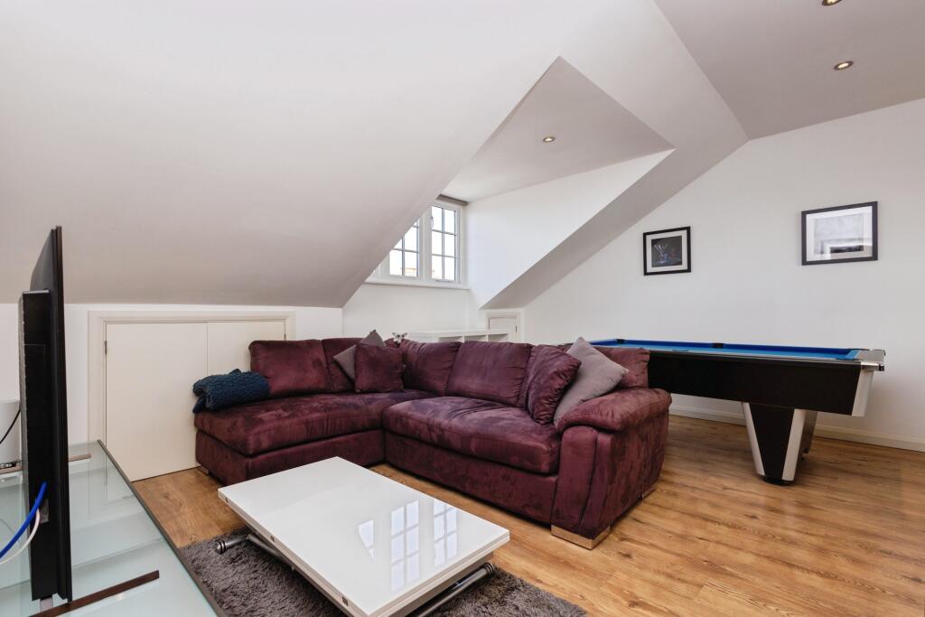 43 Newark Lane, Ripley, GU23 photo 3