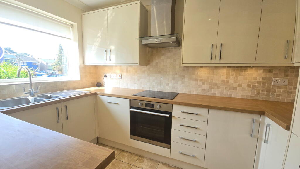 Epsom Crescent, Newbury, RG14 7TR photo 4