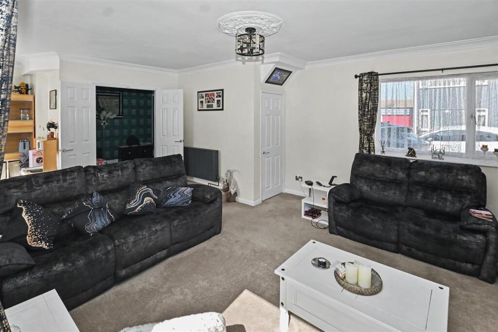 Kamerwyk Avenue, Canvey Island photo 2