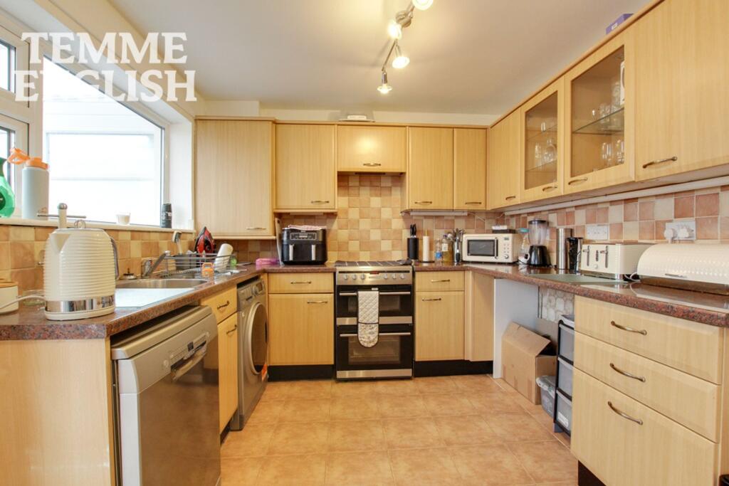 House in Southend-on-Sea - More