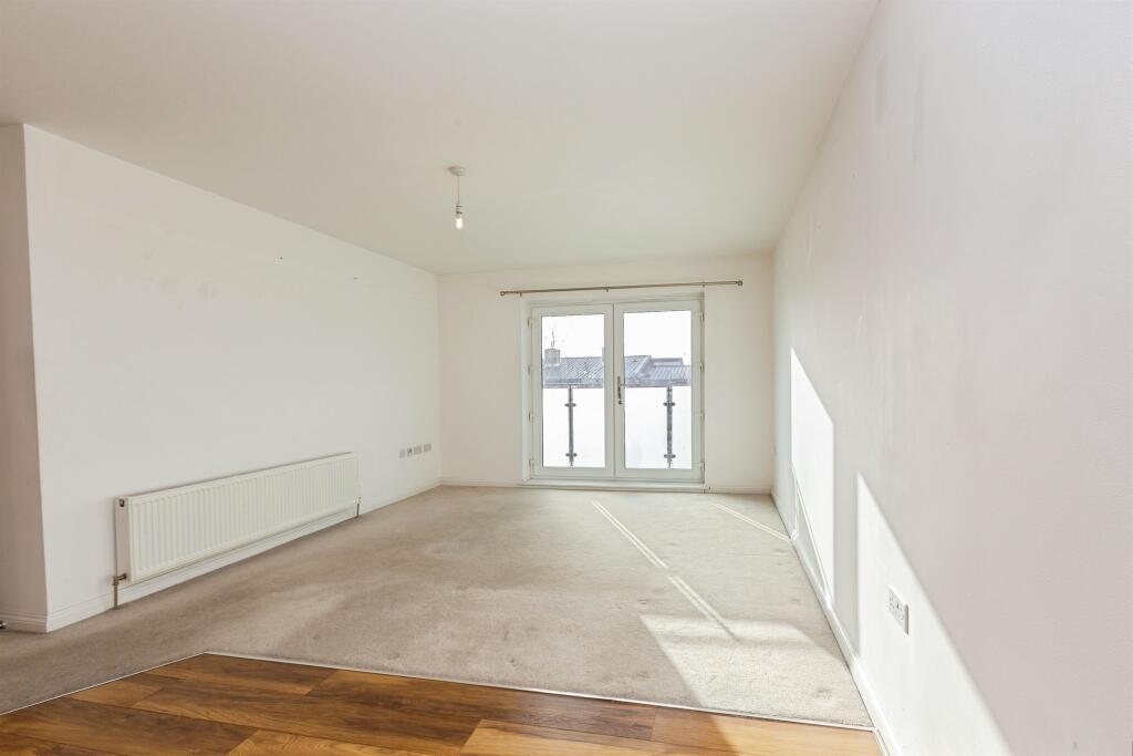 Apartment in Hemel Hempstead - View 2