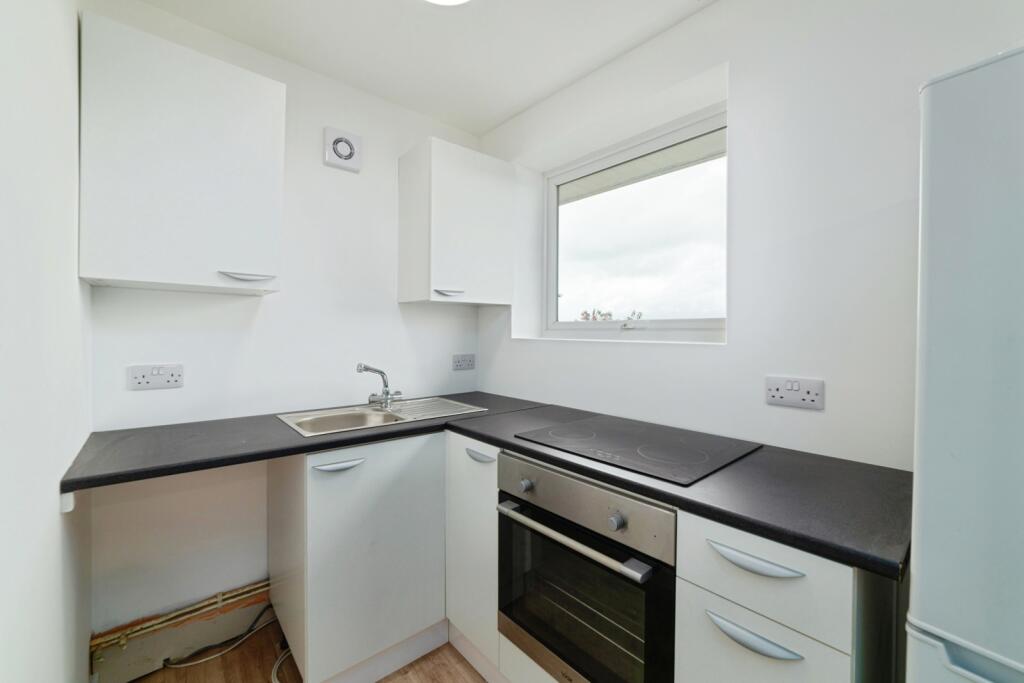 House in Goodwick, Fishguard and Goodwick - View 3