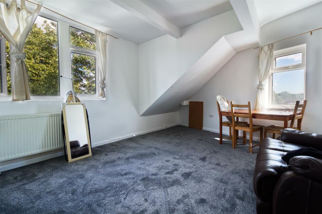 10-bed house on North Grange Mount, Hyde Park, Leeds, £4,550/mo