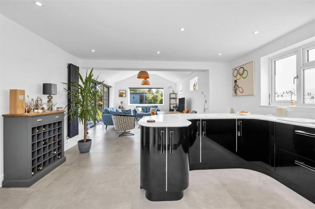 3-bed detached on Winchester Road, Bury St. Edmunds, £550,000