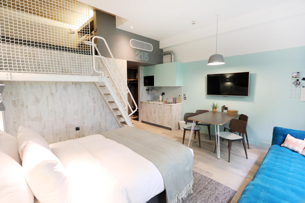 Main image of property: Southampton – Master Loft Queens Terrace