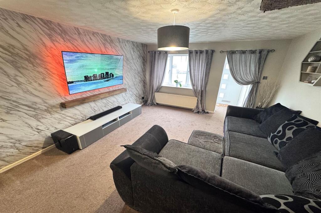 Longmeade Drive, Chapel-En-Le-Frith, SK23 photo 3
