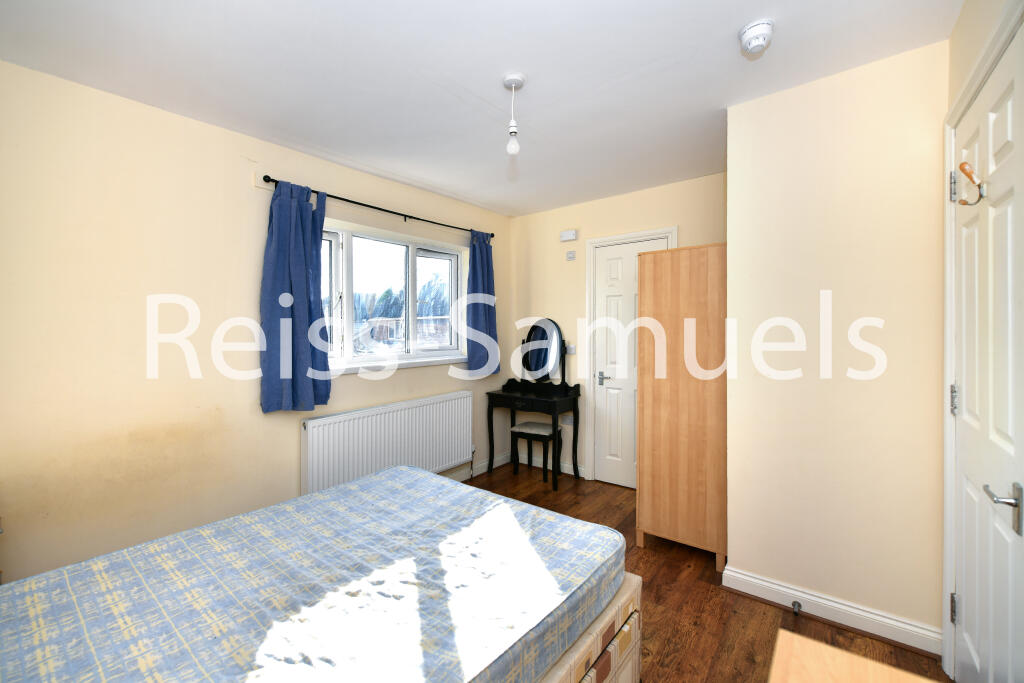 6 bedroom semi-detached house for rent