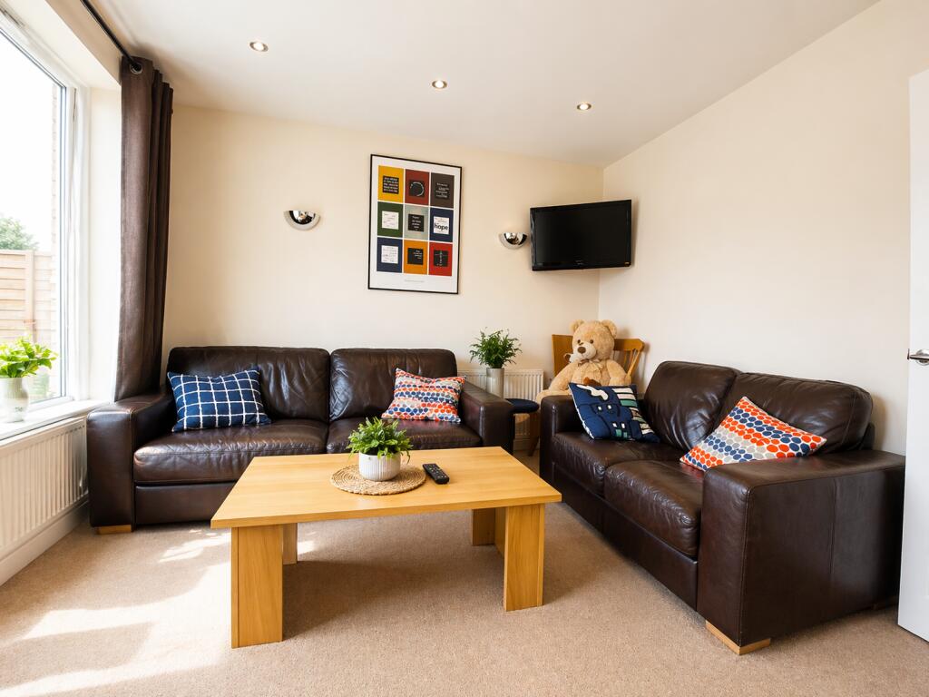 5 bedroom semi-detached house for rent