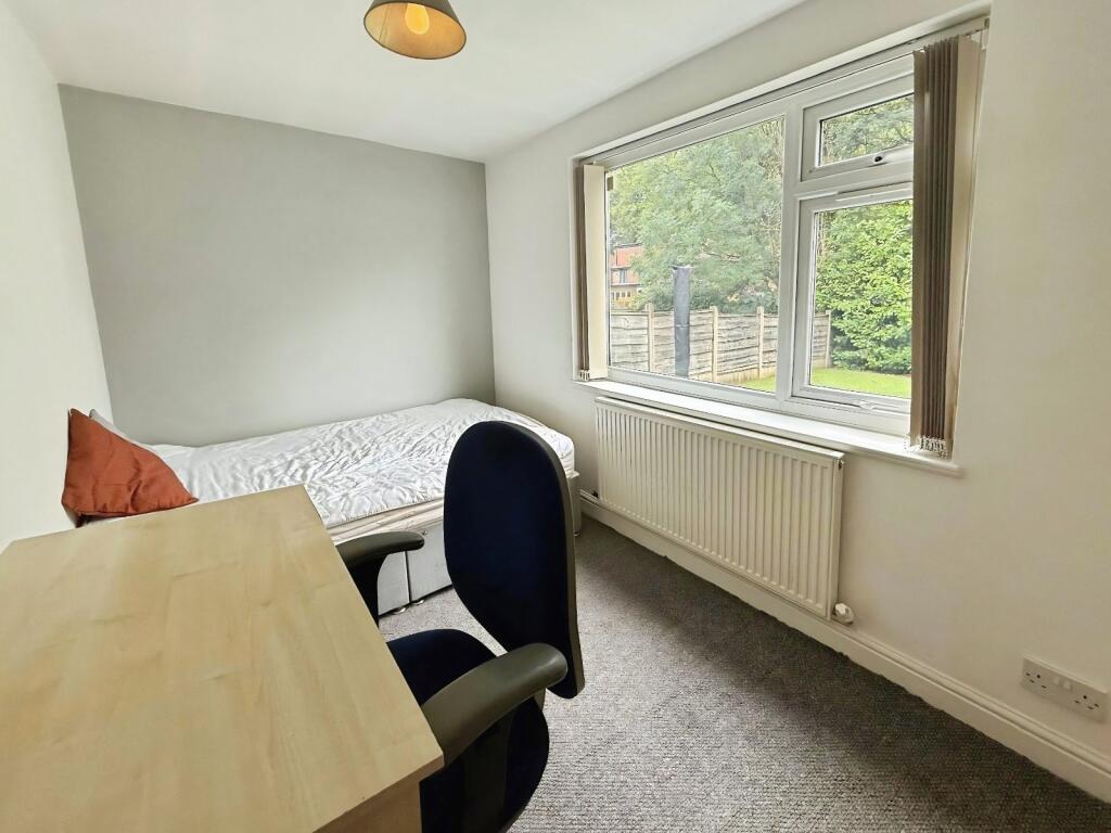 6 bedroom semi-detached house for rent