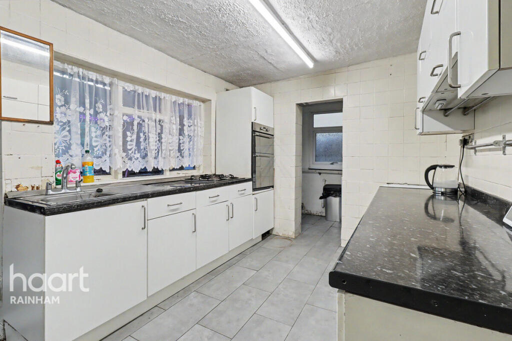 Cherry Tree Lane, Rainham photo 4