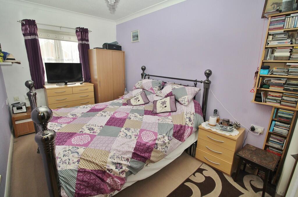 Maple Court, Staunton Avenue, Hayling Island photo 4