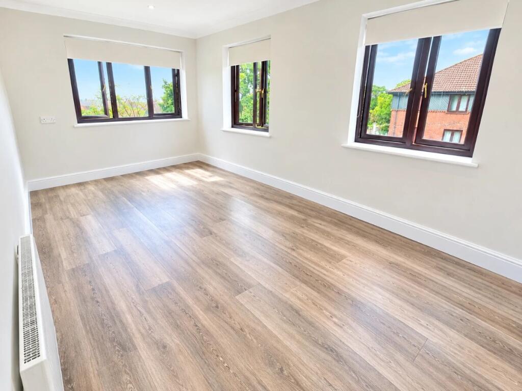 Apartment in Southend-on-Sea - View 5