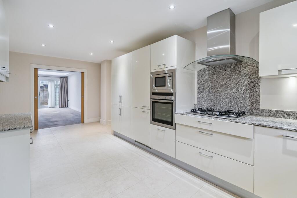 House in Farnham Common, Farnham Royal - View 3