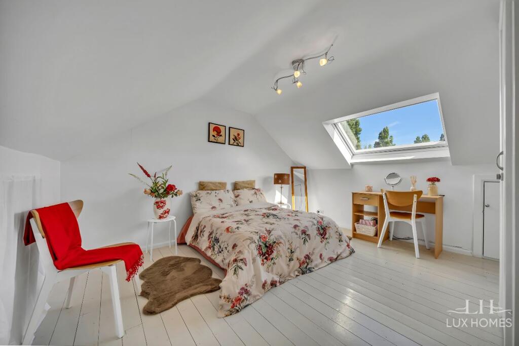 House in London, Gidea Park - View 5