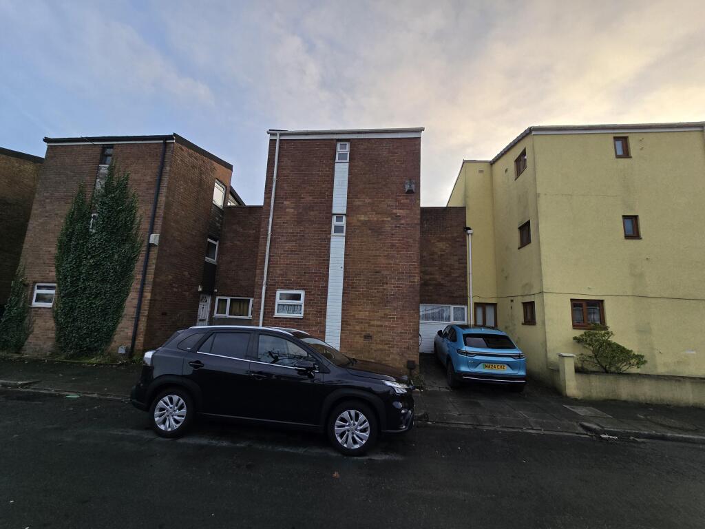 Main image of property: 215 Windrows, Skelmersdale, Lancashire, WN8