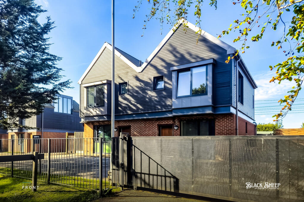 Main image of property: 🐑Lower Mead Close, Henham🏡