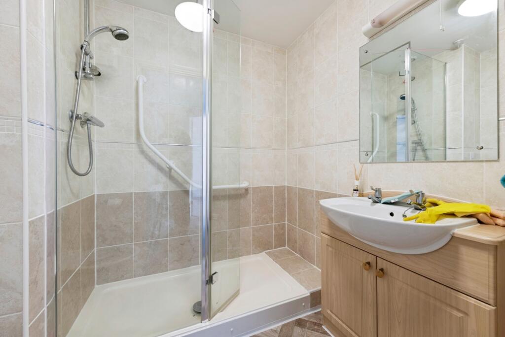 Apartment in Redhill - View 4