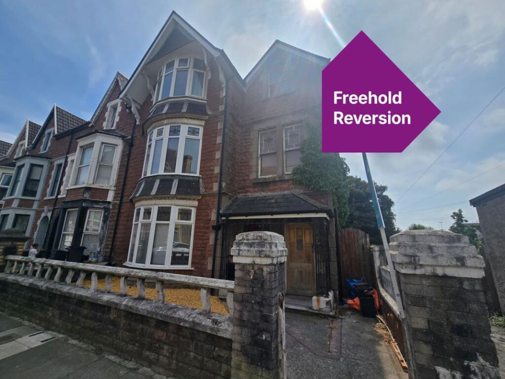 Main image of property: Freehold of 25-25b Victoria Avenue, Porthcawl, Mid Glamorgan, CF36 3HG
